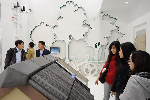 4月11日,與會人員在參觀綠色低碳建筑展覽。當日,“第六屆中國(重慶)國際綠色低碳城市建設與建設成果博覽會”在重慶南坪國際會展中心開幕。本屆大會以“建設生態(tài)文明、發(fā)展綠色建筑”為主題,參展機構和企業(yè)達380余個,設置國際館、新型城鎮(zhèn)化與生態(tài)文明建設館、綠色建筑館等8大室內主題館,及室外建筑機械、綠色家居、低碳之家三大主題展,集中展示近年來國內外先進的綠色、低碳建設技術成果。展會期間,還將舉辦“倫敦·重慶”零碳體驗城計劃、零碳設計大賽、綠色建筑與建筑節(jié)能工作會等活動。新華社記者 李健 攝