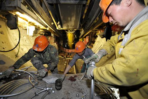 4月11日,工作人員在盾構(gòu)機(jī)前施工。新華社記者 岳月偉 攝