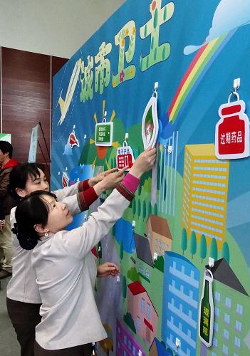 4月11日,社區(qū)工作人員在啟動(dòng)儀式上學(xué)習(xí)有關(guān)垃圾分類的知識(shí)。新華社記者 李欣 攝