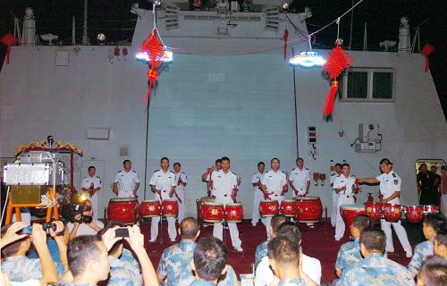 10月3日,正在亞丁灣海域執(zhí)行護(hù)航任務(wù)的中國海軍第三批護(hù)航編隊官兵在“舟山”號導(dǎo)彈護(hù)衛(wèi)艦上舉行“為了祖國月更明”中秋文藝晚會,慶祝中秋佳節(jié)。新華社記者 郭剛攝 點擊查看大圖