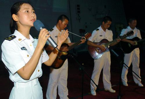 10月3日,中國海軍第三批護(hù)航編隊官兵在“舟山”號導(dǎo)彈護(hù)衛(wèi)艦上舉行的“為了祖國月更明”中秋文藝晚會上表演。新華社記者 郭剛 攝 點擊查看大圖