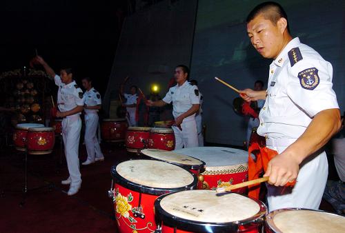 10月3日,正在亞丁灣海域執(zhí)行護(hù)航任務(wù)的中國海軍第三批護(hù)航編隊官兵在“舟山”號導(dǎo)彈護(hù)衛(wèi)艦上舉行“為了祖國月更明”中秋文藝晚會,慶祝中秋佳節(jié)。新華社記者 郭剛 攝 點擊查看大圖