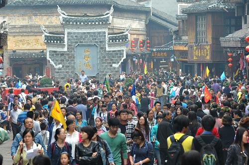 10月4日,鳳凰古內(nèi)的“人海”。新華社記者 龍弘濤 攝