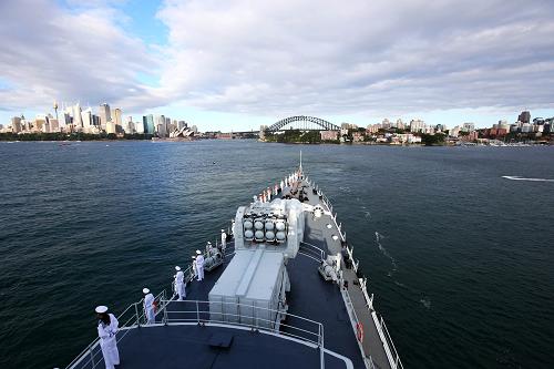 10月4日,中國(guó)海軍導(dǎo)彈驅(qū)逐艦青島艦駛抵澳大利亞悉尼港。新華社記者查春明攝
