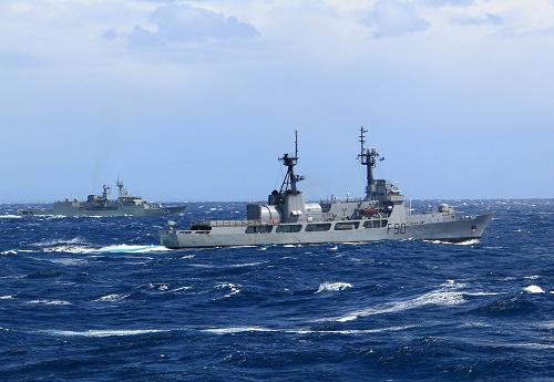 這張2013年10月3日拍攝的照片顯示青島艦與多國(guó)海軍軍艦編隊(duì)駛離杰維斯灣向悉尼港航渡。新華社記者查春明攝