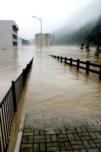 7月9日,四川綿陽北川老縣城因暴雨被淹。新華社發(fā)(王關倫 攝)