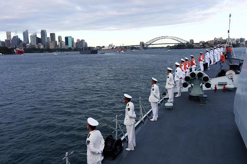 10月4日,中國(guó)海軍導(dǎo)彈驅(qū)逐艦青島艦駛抵澳大利亞悉尼港。新華社記者查春明攝
