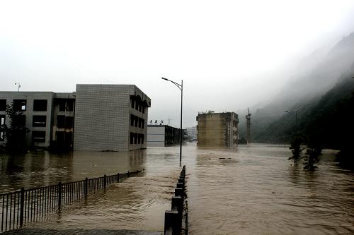 7月9日,四川綿陽北川老縣城因暴雨被淹。記者從北川縣了解到,8日至9日凌晨4時,北川羌族自治縣境內持續(xù)暴雨,最大降雨量超過300毫米。北川老縣城“5·12”地震遺址目前已全部被淹,最深處超過7米。據初步統(tǒng)計,暴雨災害造成全縣2人失蹤,15個鄉(xiāng)鎮(zhèn)4.2萬多人受災。新華社發(fā)(王關倫 攝)