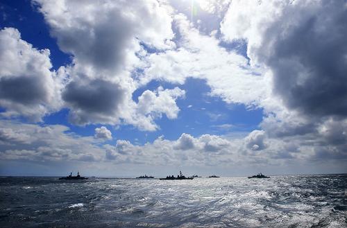 這張2013年10月3日拍攝的照片顯示多國(guó)海軍軍艦編隊(duì)駛離杰維斯灣向悉尼港航渡。新華社記者查春明攝