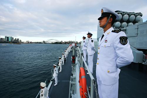 10月4日,中國(guó)海軍導(dǎo)彈驅(qū)逐艦青島艦駛抵澳大利亞悉尼港。新華社記者查春明攝