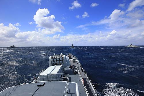 這張2013年10月3日拍攝的照片顯示青島艦與多國(guó)海軍軍艦編隊(duì)駛離杰維斯灣向悉尼港航渡。新華社記者查春明攝