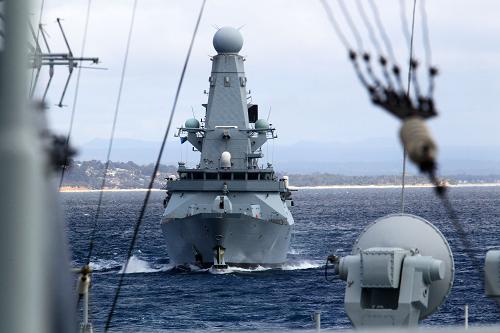 這張2013年10月3日拍攝的照片顯示青島艦與英國(guó)皇家海軍“勇敢”號(hào)導(dǎo)彈驅(qū)逐艦編隊(duì)駛離杰維斯灣向悉尼港航渡。10月4日,在澳大利亞?wèn)|部杰維斯灣參加完?yáng)|盟防長(zhǎng)擴(kuò)大會(huì)議首次海上安全實(shí)兵演習(xí)后,中國(guó)海軍導(dǎo)彈驅(qū)逐艦青島艦抵達(dá)悉尼港,準(zhǔn)備同來(lái)自世界20多個(gè)國(guó)家的海軍艦艇一起,參加將于10月5日舉行的澳大利亞海軍慶祝軍艦進(jìn)入悉尼港100周年國(guó)際觀艦式。新華社記者查春明攝