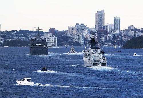 10月4日,多國(guó)海軍軍艦編隊(duì)駛?cè)胂つ岣?。新華社記者查春明攝