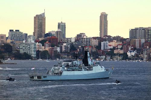這張2013年10月3日拍攝的照片顯示西班牙海軍“坎特布里亞”號(hào)補(bǔ)給艦駛向悉尼港。新華社記者查春明攝