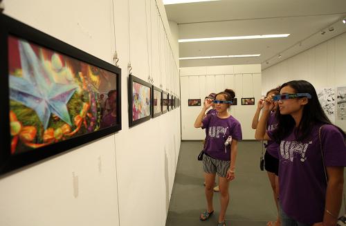 8月27日,參觀者在天津美術(shù)館觀看3D漫畫。當(dāng)日,“國家動漫園原創(chuàng)漫畫展”在天津美術(shù)館拉開帷幕,展出動漫作品二百余幅,該展將持續(xù)至9月1日。國家動漫園位于天津?yàn)I海新區(qū),是文化部確認(rèn)的第一個國家級動漫產(chǎn)業(yè)園。自2011年開園以來,一直致力于打造國內(nèi)原創(chuàng)動漫的資源整合平臺。新華社發(fā)(劉東岳 攝)