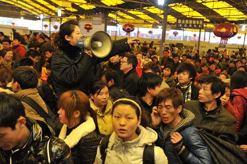 2月15日,工作人員在貴陽火車站引導旅客進站。新華社記者 歐東衢 攝