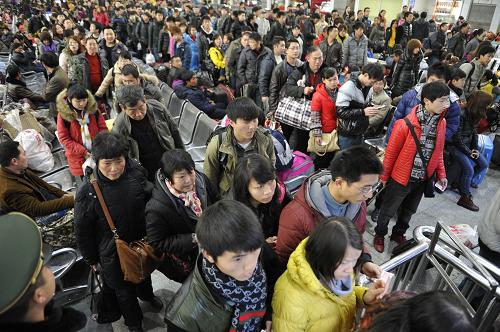 2月15日,旅客在貴陽火車站候車大廳等待進站。當日是春節(jié)假期最后一天,貴陽火車站迎來春運返程高峰,預計將發(fā)送旅客4.2萬人。據悉,從2月13日起,貴州省返程客流逐漸增加,并將于15、16日到達高峰。新華社記者 歐東衢 攝