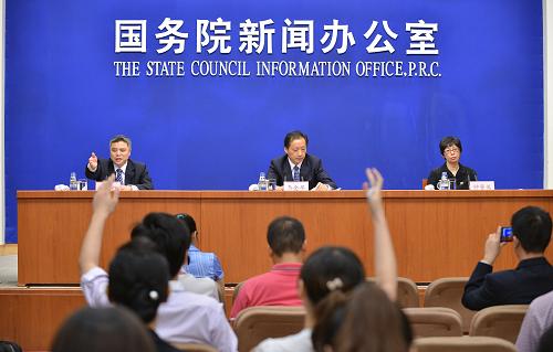 這是新聞發(fā)布會現(xiàn)場(8月29日攝)。8月29日,國務(wù)院新聞辦公室在北京舉行新聞發(fā)布會,發(fā)布題為《中國與非洲的經(jīng)貿(mào)合作(2013)》的白皮書,全面介紹了近年來中國與非洲國家在經(jīng)貿(mào)合作方面取得的最新進(jìn)展。商務(wù)部副部長李金早、西亞非洲司司長鐘曼英在發(fā)布會上介紹白皮書的有關(guān)情況,并回答記者提問。新華社記者 李鑫 攝