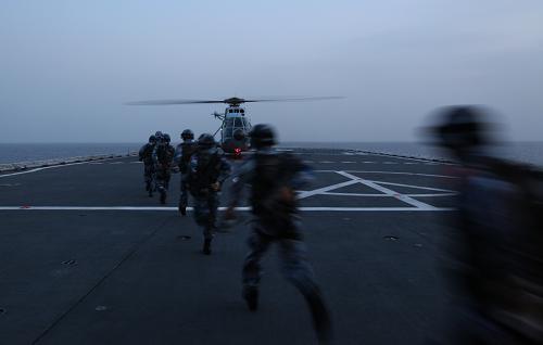 8月28日,在亞丁灣海域,特戰(zhàn)隊員在井岡山艦上快速登機。新華社記者 梁舜 攝