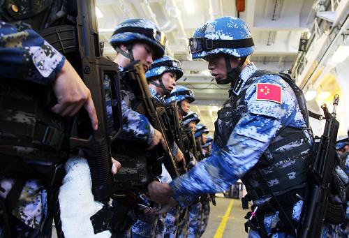 8月28日,在亞丁灣海域,特戰(zhàn)分隊在井岡山艦上進(jìn)行安全檢查。新華社記者 梁舜 攝