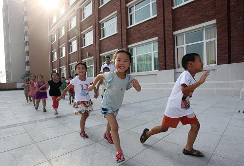 8月26日,天津北辰區(qū)秋怡小學一年級新生在正式開學前到校培訓并參觀新校園。新華社發(fā)(劉東岳 攝)