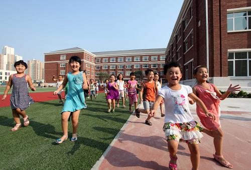 8月26日,天津北辰區(qū)秋怡小學一年級新生在正式開學前到校培訓并參觀新校園。當日,天津保障性住房配套學校——北辰區(qū)秋怡小學正式竣工投入使用。該學校是天津現(xiàn)有保障性住房配套學校中規(guī)模最大的一所,占地面積12000平方米,可容納24個教學班、960名學生,主要服務北辰區(qū)秋怡家園附近的公租房、經(jīng)適房、限價房等保障性住房小區(qū)的適齡學生。目前,首批招收的60余名一年級新生即將開學。新華社發(fā)(劉東岳 攝)