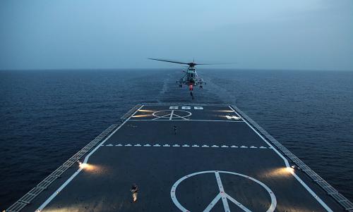 8月28日,在亞丁灣海域,特戰(zhàn)隊員從直升機上索降至井岡山艦。當(dāng)?shù)貢r間8月28日19時,中國海軍第十五批護(hù)航編隊組織特戰(zhàn)隊員在亞丁灣海域進(jìn)行首次夜間索滑降訓(xùn)練。新華社記者 梁舜 攝