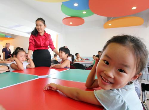 8月26日,天津北辰區(qū)秋怡小學一年級新生在正式開學前到校培訓并體驗新教室。新華社發(fā)(劉東岳 攝)