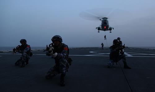 8月28日,在亞丁灣海域,特戰(zhàn)隊員從直升機上索降至井岡山艦。新華社記者 梁舜 攝