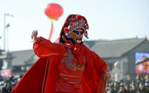 2月15日,一位演員在呼和浩特文化廟會(huì)開幕式上表演川劇《變臉》。新華社記者任軍川攝