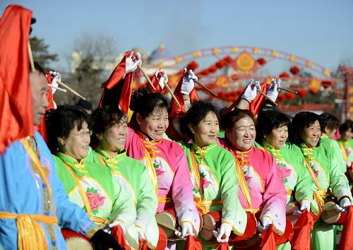 2月15日,一些老人在呼和浩特文化廟會(huì)開幕式上表演腰鼓。新華社記者任軍川攝