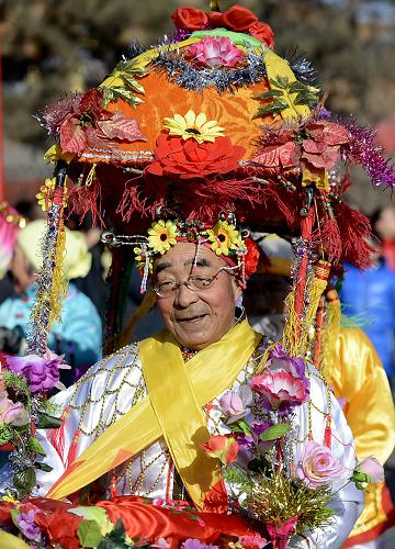 2月15日,一位老人在呼和浩特文化廟會(huì)開幕式上扭秧歌。新華社記者任軍川攝