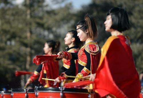 2月15日,演員在呼和浩特文化廟會(huì)開幕式上敲鼓。當(dāng)日,呼和浩特2013年春節(jié)、元宵文化廟會(huì)在大召廣場(chǎng)拉開帷幕。本屆廟會(huì)為期10天,以“感受民俗文化、共度新春佳節(jié)”為主題,將在市區(qū)的大召廣場(chǎng)、席力圖召廣場(chǎng)、塞上老街等地推出7大類25項(xiàng)娛樂活動(dòng)。新華社記者任軍川攝