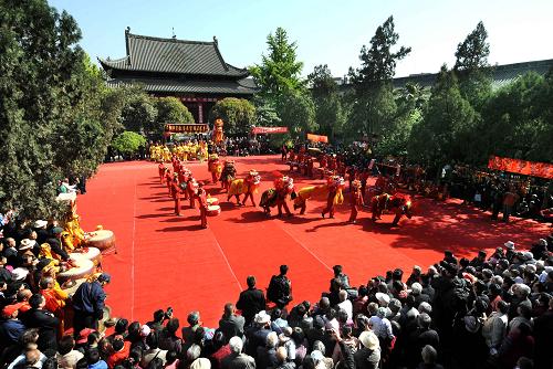 4月11日,游客和市民在廟會(huì)會(huì)場內(nèi)觀看舞獅表演。新華社記者 王頌 攝