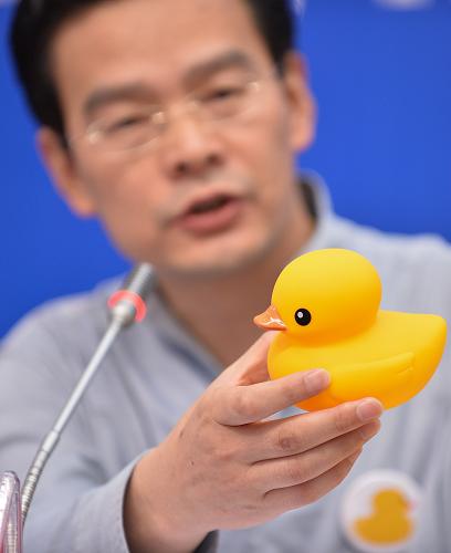8月28日,北京國(guó)際設(shè)計(jì)周組委會(huì)辦公室副主任、北京歌華文化中心運(yùn)營(yíng)總監(jiān)曾輝介紹“大黃鴨”衍生品項(xiàng)目。當(dāng)日,北京國(guó)際設(shè)計(jì)周組委會(huì)在京舉辦“大黃鴨在北京”新聞發(fā)布會(huì),揭曉風(fēng)靡全球的“大黃鴨”在北京展示的具體時(shí)間和地點(diǎn)。據(jù)介紹,此次來(lái)京的“大黃鴨”高18米,將于9月6日至9月23日“游進(jìn)”園博園的園博湖景區(qū),9月26日至10月26日移至頤和園展示。新華社記者 李鑫 攝