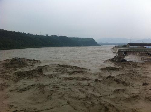 7月9日,江油市青蓮鎮(zhèn)盤江大橋被沖垮。7月9日上午11時30分許,四川省江油市青蓮鎮(zhèn)盤江大橋(青蓮老橋)被上游連續(xù)暴雨形成的特大洪峰沖垮。根據(jù)江油市委宣傳部消息,事件發(fā)生后,綿陽市、江油市迅速組織相關部門人員,對沿江下游進行全力搜救。經(jīng)排查、核實,無公交和客運車輛墜入河中。據(jù)目擊者稱,有三輛小車、一輛貨車墜入河中。截至9日12時已成功救起3人。新華社發(fā)