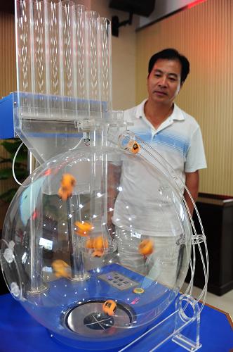 8月29日,招標(biāo)人代表在監(jiān)督電子抽號(hào)機(jī)抽取用于計(jì)算工程招標(biāo)最低控制價(jià)的K值球。近年來(lái),福建省福鼎市公共資源交易中心著力創(chuàng)新機(jī)制,強(qiáng)化監(jiān)管,打造公共資源交易陽(yáng)光平臺(tái)。通過(guò)構(gòu)建發(fā)改委、監(jiān)察局、公共資源辦和行業(yè)監(jiān)管部門(mén)的“3+1”部門(mén)協(xié)調(diào)機(jī)制,共同參與、全程監(jiān)管,確保交易活動(dòng)的公開(kāi)、公平、公正。新華社記者林善傳攝