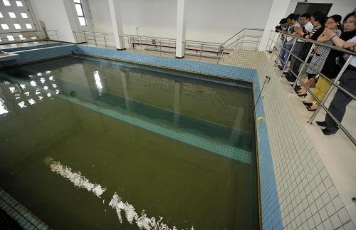 7月9日,參觀者們在津濱水廠V型砂濾池觀看水源過濾。新華社記者 岳月偉 攝