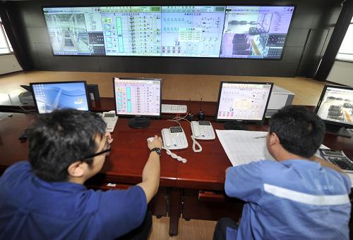 7月9日,兩名工作人員在中控室觀察津濱水廠的運轉情況。天津市濱海新區(qū)近年來快速發(fā)展,成為天津市用水量新的增長區(qū)域。天津市自來水集團下屬的津濱水廠2011年投入運營,主要面向濱海新區(qū)的臨港工業(yè)區(qū)、空港物流加工區(qū)和大港等地區(qū)供水。目前已經(jīng)能夠日產(chǎn)20多萬噸用水,緩解了濱海新區(qū)用水的壓力。隨著南水北調工程的水源輸送到天津后,津濱水廠的供水能力將大幅度提升。新華社記者 岳月偉 攝