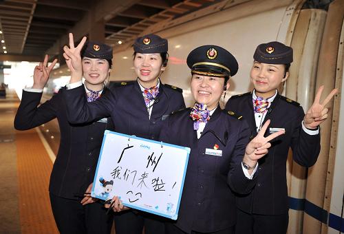 1月22日,在濟(jì)南西站,承擔(dān)濟(jì)南西至廣州南G279次列車服務(wù)任務(wù)的濟(jì)南客運(yùn)段乘務(wù)員們在首發(fā)G279次高鐵列車前合影紀(jì)念。當(dāng)日,由濟(jì)南西至廣州南的G279次列車從濟(jì)南西站首發(fā),標(biāo)志著山東、廣東兩省之間無高鐵列車直通的歷史結(jié)束。G279次列車由濟(jì)南客運(yùn)段承擔(dān)客運(yùn)服務(wù),于上午8點(diǎn)16分由濟(jì)南西站始發(fā),途經(jīng)徐州、合肥、武漢、長沙等城市,于當(dāng)天下午18點(diǎn)43分抵達(dá)終點(diǎn)廣州南站,比目前普通列車運(yùn)行時間縮短了近15個小時。新華社記者 徐速繪 攝