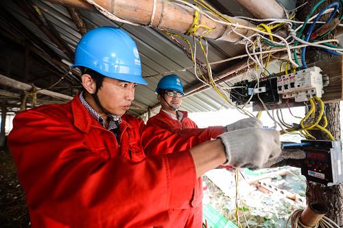 10月22日,國網(wǎng)浙江長興縣供電公司工作人員在林城鎮(zhèn)一家養(yǎng)殖戶中,排查智能型剩余電流保護(hù)器跳閘原因,消除線路故障。新華社記者 徐昱 攝