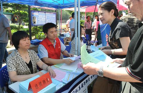 6月11日,天津市連鎖經(jīng)營(yíng)協(xié)會(huì)工作人員現(xiàn)場(chǎng)接受市民的咨詢。當(dāng)日,2012年天津食品安全宣傳周正式啟動(dòng)。在啟動(dòng)儀式上,天津市工商局聯(lián)合天津市連鎖經(jīng)營(yíng)協(xié)會(huì)舉辦咨詢活動(dòng),并通過商品監(jiān)測(cè)車現(xiàn)場(chǎng)監(jiān)測(cè)了8個(gè)批次的5個(gè)食品類別。在整個(gè)宣傳周期間,這樣的監(jiān)測(cè)活動(dòng)將在各區(qū)縣的工商分局和工商所開展。新華社發(fā)(王鯤 攝)