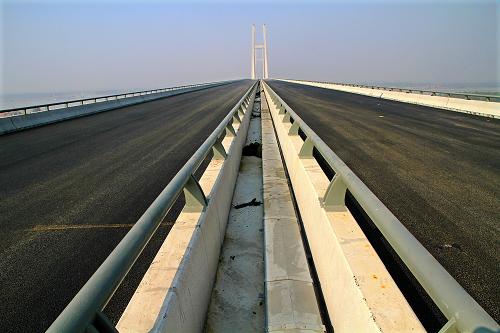 這是10月25日拍攝的瀝青攤鋪完成后的湖北黃岡長江大橋公路橋面。新華社發(fā)(林利奇忠 攝)