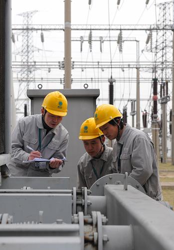 2月9日,安徽省滁州供電公司電力工人在220千伏定遠變電站內巡視電網(wǎng)設備。新華社發(fā)(宋衛(wèi)星 攝)