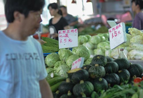 杭州一個農(nóng)貿(mào)市場內(nèi)蔬菜銷售區(qū)的標(biāo)價牌(6月11日攝)。從7月10日起,浙江省農(nóng)貿(mào)市場將逐步推行明碼標(biāo)價。浙江省物價局近日下發(fā)了《關(guān)于規(guī)范農(nóng)貿(mào)市場明碼標(biāo)價的通知》,要求在農(nóng)貿(mào)市場內(nèi)銷售商品的經(jīng)營者采取標(biāo)價簽、標(biāo)價牌、打碼(膠貼)價格標(biāo)簽、價目表、公示欄、寫字板等方式實行明碼標(biāo)價,具體由經(jīng)營者自主決定。新華社記者 韓傳號 攝 點擊查看大圖