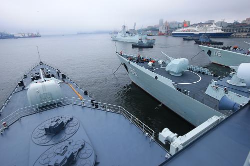 7月8日,參加“海上聯(lián)合—2013”中俄海上聯(lián)合軍事演習(xí)實(shí)兵演習(xí)的中國(guó)海軍7艘軍艦依次駛離俄羅斯符拉迪沃斯托克金角灣碼頭,駛向俄羅斯彼得大帝灣演習(xí)海域。當(dāng)?shù)貢r(shí)間8日9時(shí)30分,“海上聯(lián)合—2013”中俄海上聯(lián)合軍事演習(xí)實(shí)兵演習(xí)階段在俄羅斯符拉迪沃斯托克正式拉開(kāi)帷幕。新華社記者 查春明 攝