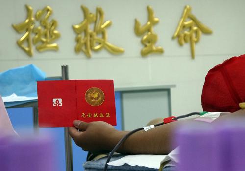 6月14日,一名獻(xiàn)血者在江蘇無錫中心血站無償獻(xiàn)血。當(dāng)日是第九個(gè)“世界獻(xiàn)血者日”,主題為“每位獻(xiàn)血者都是英雄”。江蘇無錫眾多市民積極參加獻(xiàn)血活動(dòng),踐行“捐獻(xiàn)更多血液,挽救更多生命”的承諾。新華社發(fā)(張立偉 攝)