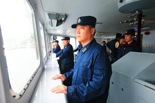 7月8日,中國(guó)海軍參演艦艇編隊(duì)指揮艦沈陽(yáng)艦艦長(zhǎng)張長(zhǎng)龍指揮軍艦航行。新華社記者 查春明 攝
