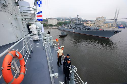 7月8日,中國(guó)海軍參演艦艇編隊(duì)指揮艦沈陽(yáng)艦(左)離港。新華社記者 查春明 攝