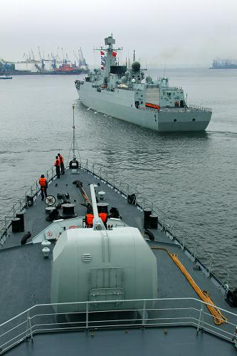 7月8日,參加“海上聯(lián)合—2013”中俄海上聯(lián)合軍事演習(xí)實(shí)兵演習(xí)的中國(guó)海軍7艘軍艦依次駛離俄羅斯符拉迪沃斯托克金角灣碼頭,駛向俄羅斯彼得大帝灣演習(xí)海域。新華社記者 查春明 攝